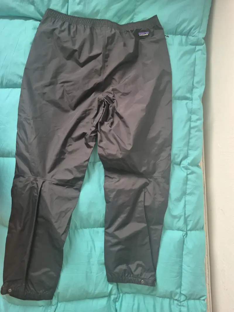 Pantalones impermeables negros - 1