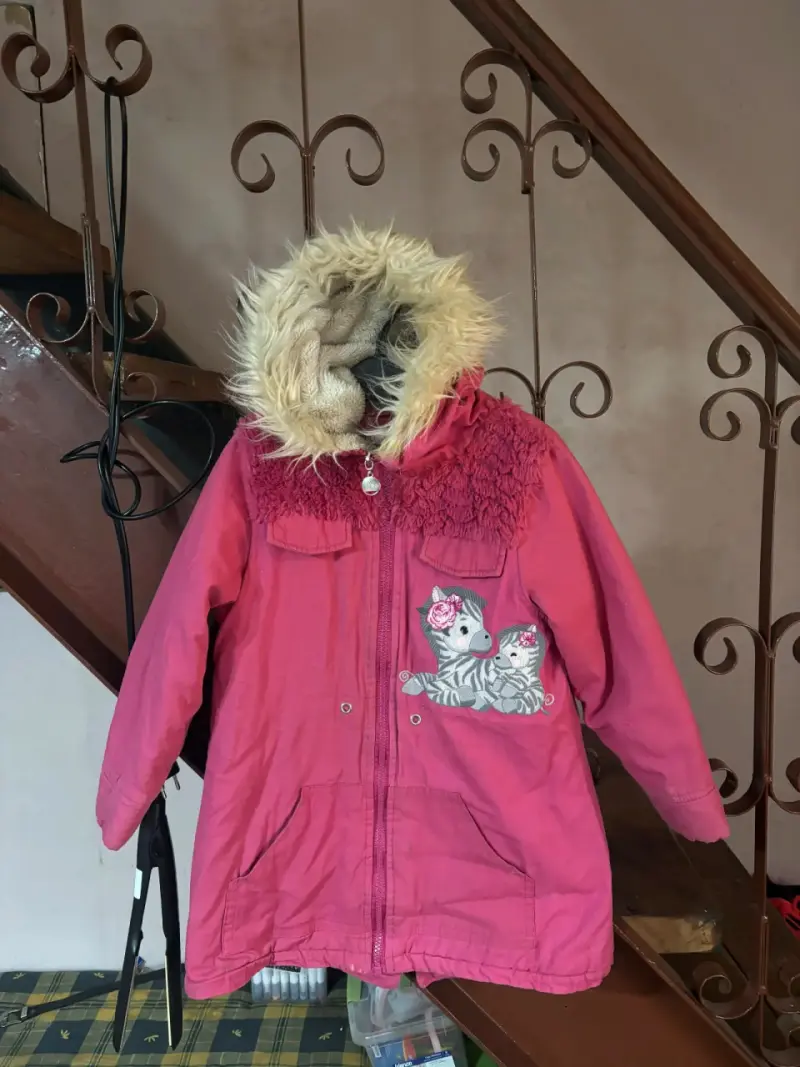 Abrigo infantil rosado con capucha - 1
