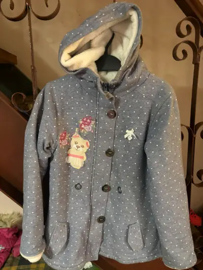 Abrigo infantil rosado con capucha - miniatura 2