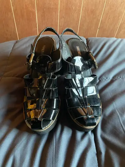 Sandalias negras de charol - miniatura 1