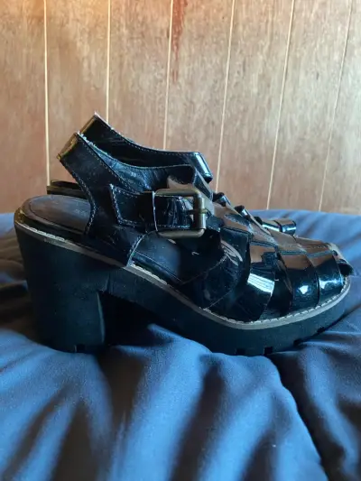 Sandalias negras de charol - miniatura 2