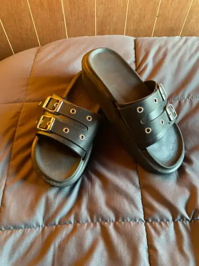 Sandalias negras con plataforma - miniatura 1