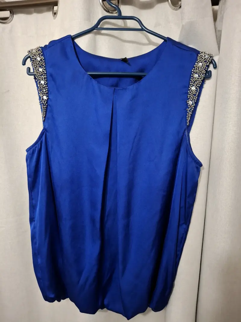 Blusa azul con apliques brillantes - 1