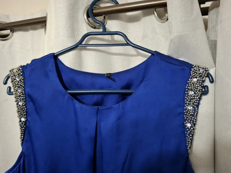 Blusa azul con apliques brillantes - 2