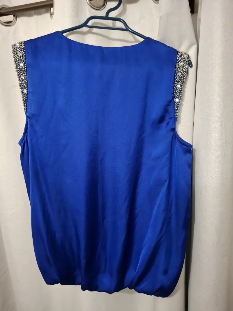 Blusa azul con apliques brillantes - 3