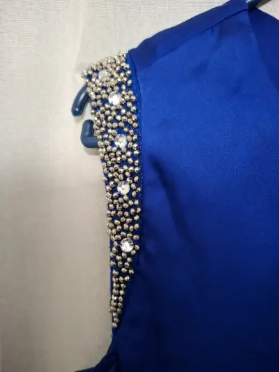 Blusa azul con apliques brillantes - miniatura 4