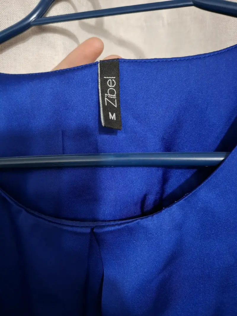 Blusa azul con apliques brillantes - 5