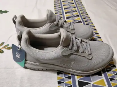 Zapatillas Deportivas Grises Nuevas - miniatura 1