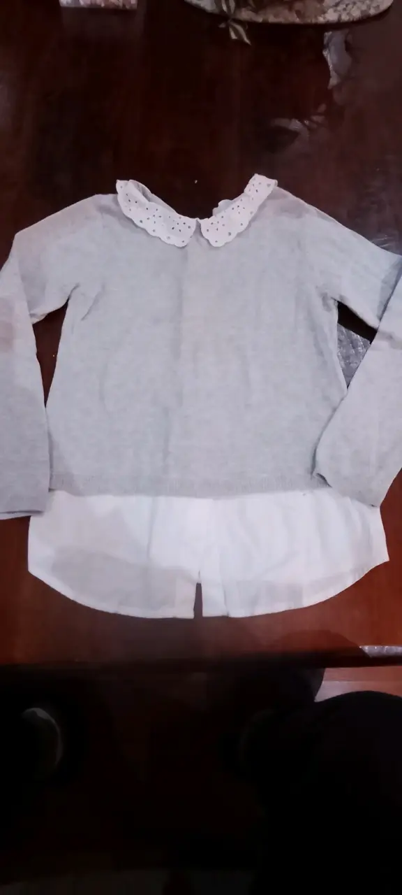 Polera gris con cuello blanco HYM Talla 8