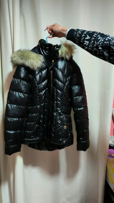 Chaqueta negra con capucha de pelaje - miniatura 1