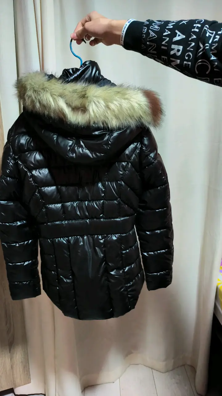 Chaqueta negra con capucha de pelaje - 2