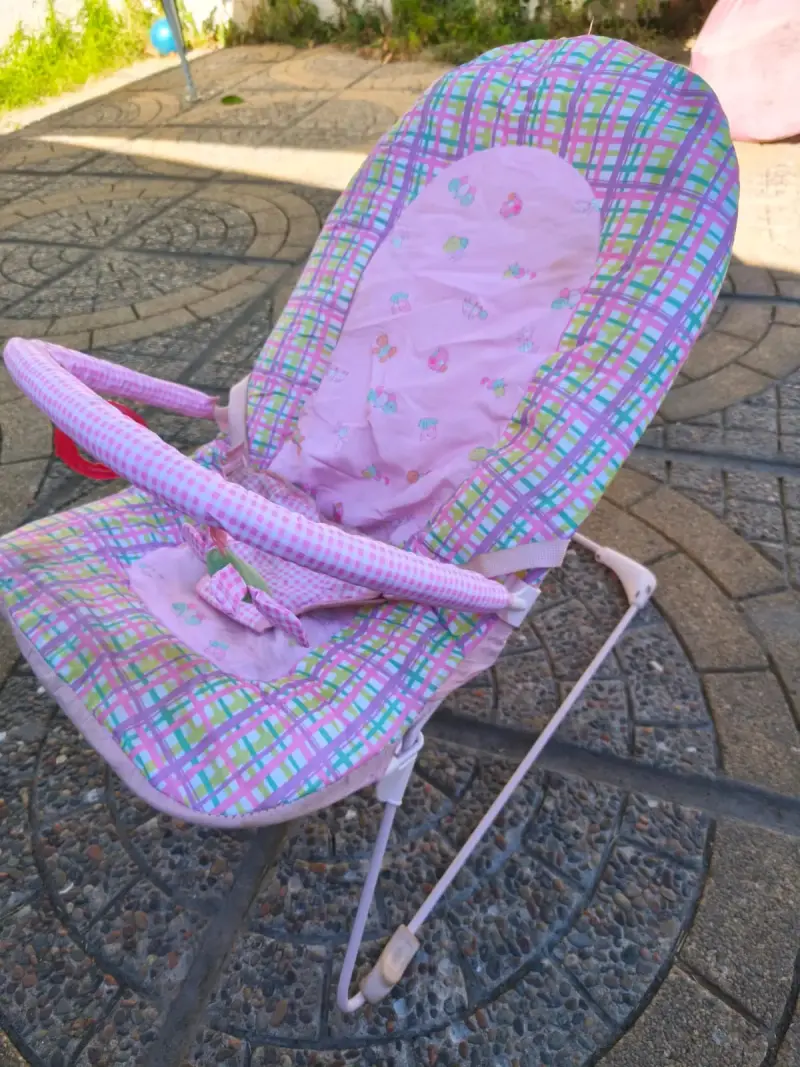 Silla mecedora para bebé rosa
