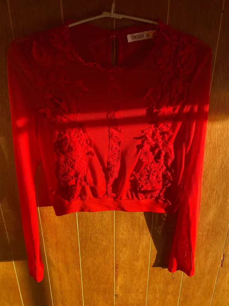 Blusa roja de encaje - 1