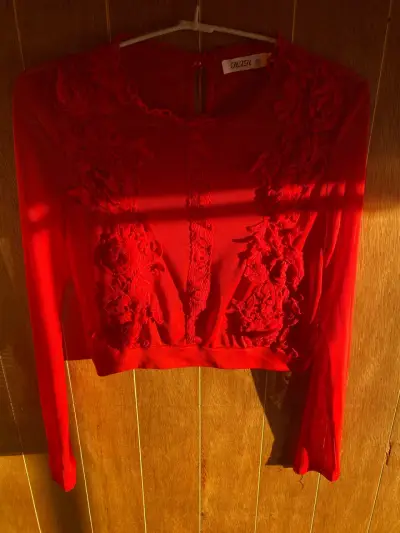Blusa roja de encaje - miniatura 1