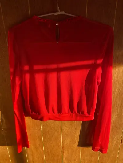 Blusa roja de encaje - miniatura 2