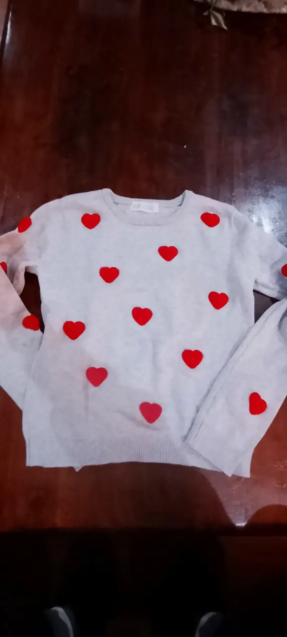 Suéter gris con corazones rojos HYM Talla 8
