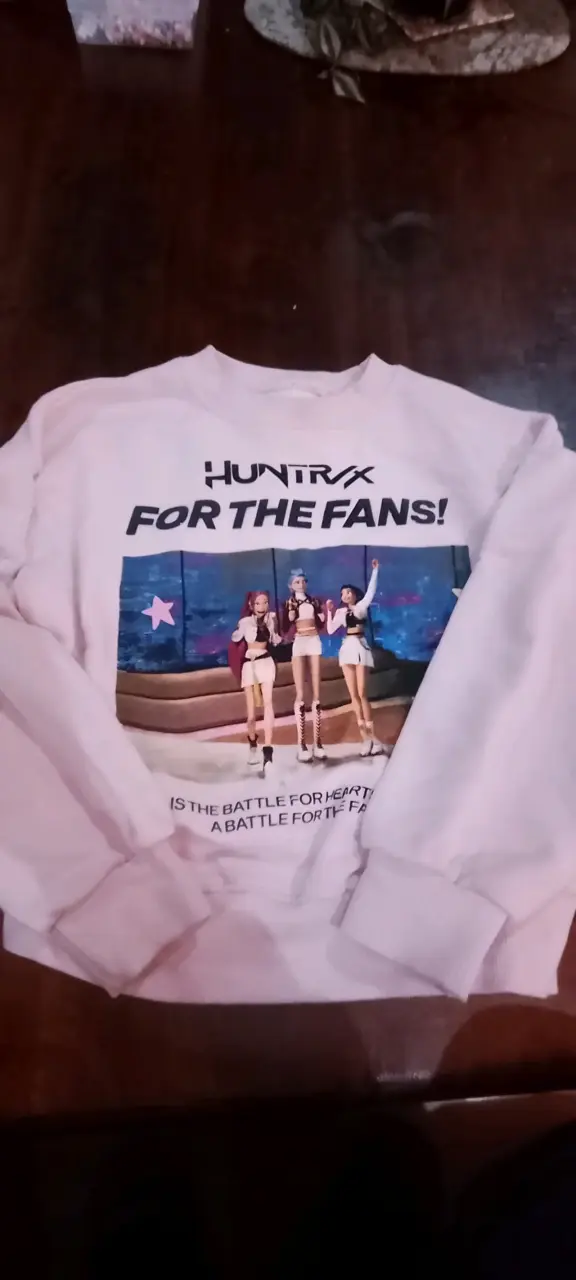Polerón blanco con diseño huntrix ZARA Talla 10