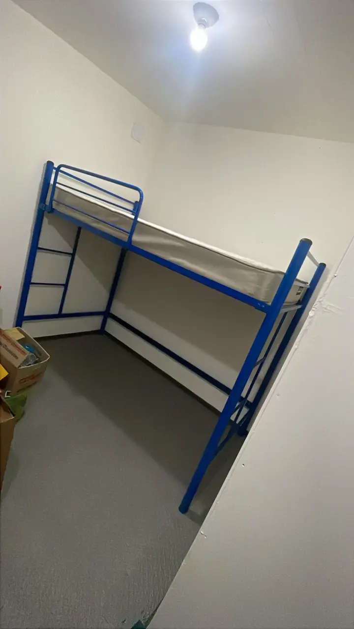 Cama alta con estructura metálica azul