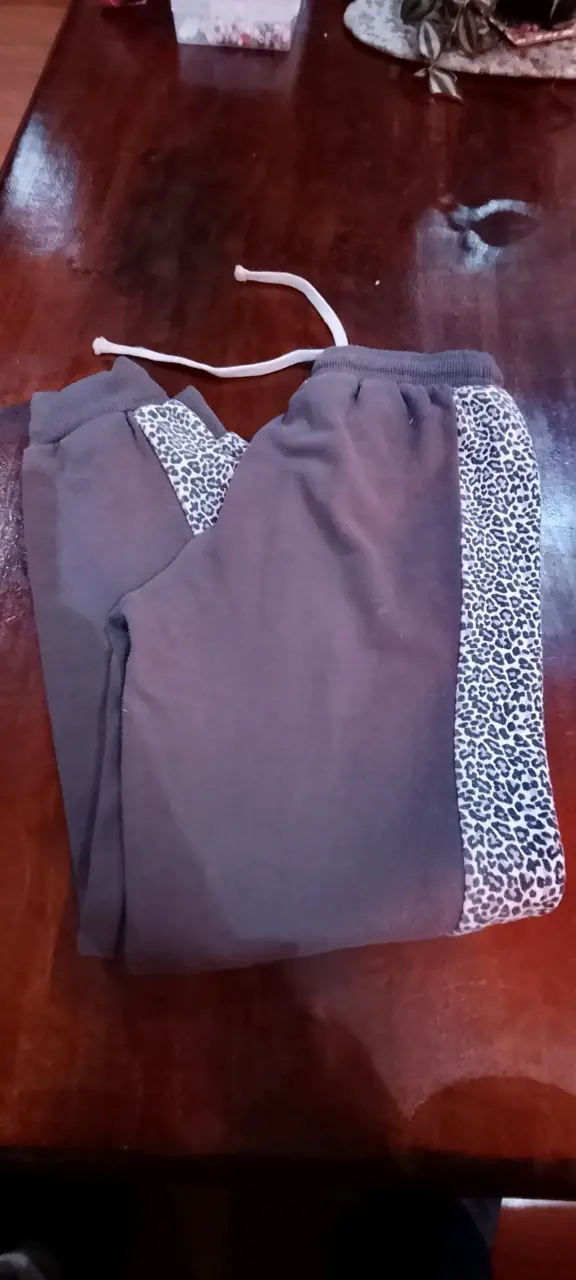 Buzo gris con estampado MELT Talla 10