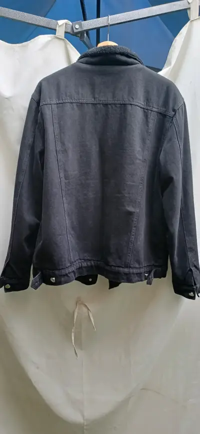 Chaqueta Negra de Mezclilla y Chiporro talla L - miniatura 2