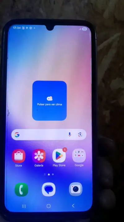 Smartphone con pantalla completa - miniatura 1