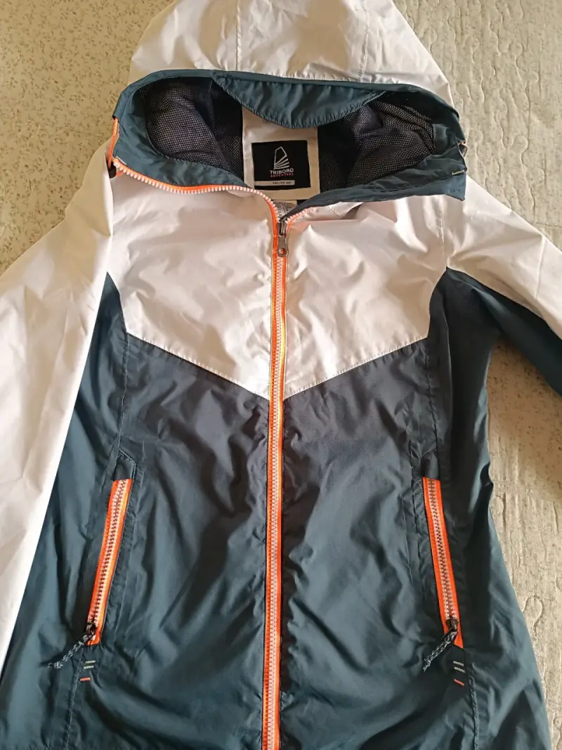 Chaqueta impermeable con capucha - 1