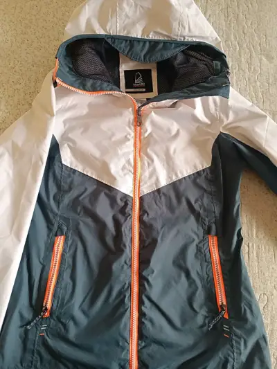Chaqueta impermeable con capucha - miniatura 1