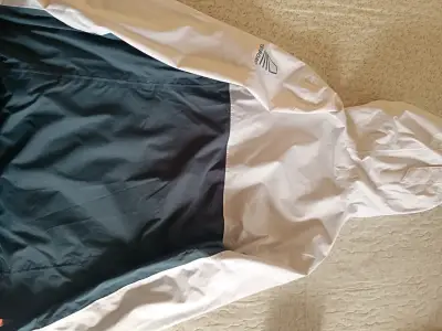Chaqueta impermeable con capucha - miniatura 2