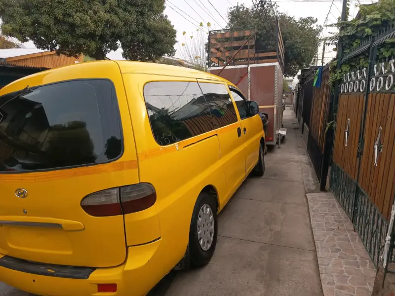 Furgón amarillo con remolque - 2