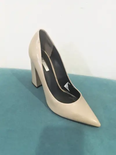 Zapato de taco alto beige marca Guess - miniatura 1