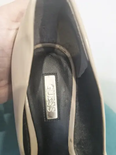 Zapato de taco alto beige marca Guess - miniatura 2