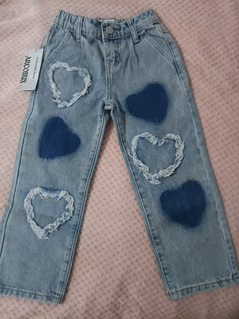 Jeans infantiles con corazones, talla 4