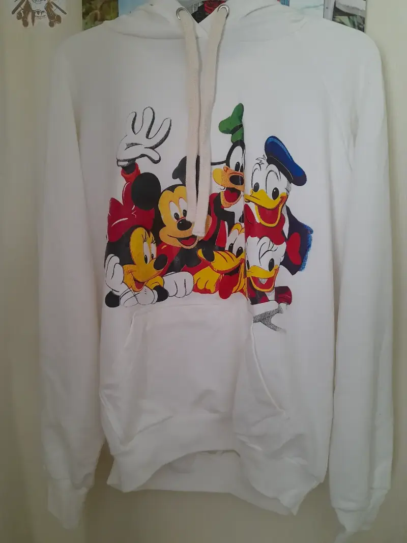 Polerón blanco con personajes animados