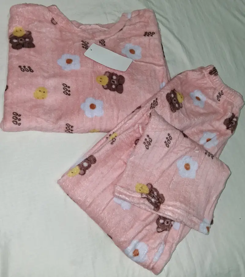 Pijama felpa rosado con flores - 4