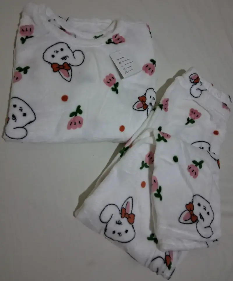 Pijama felpa rosado con flores - 5