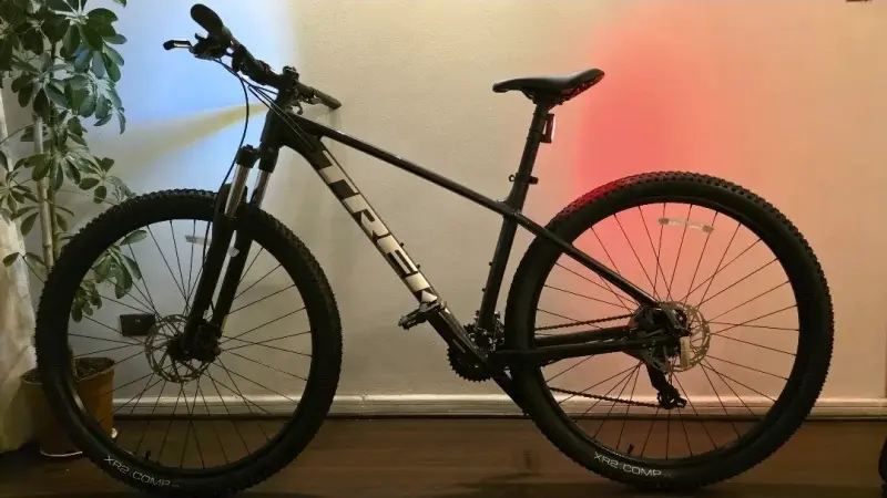 Bicicleta montaña negra Trek
