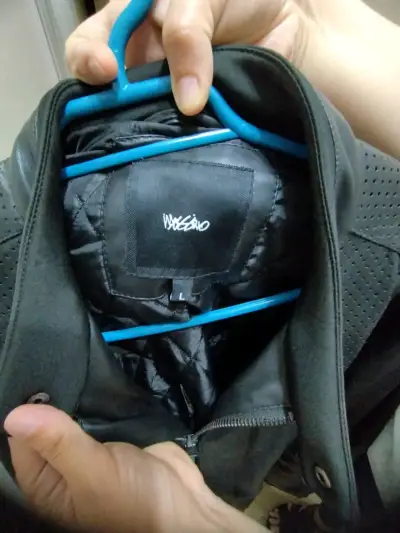 Chaqueta de cuero negra - miniatura 3