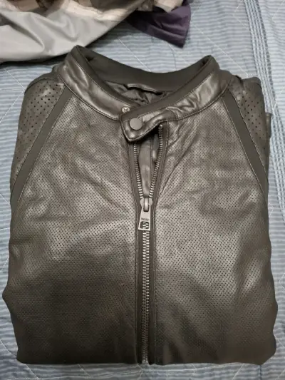 Chaqueta de cuero negra - miniatura 4