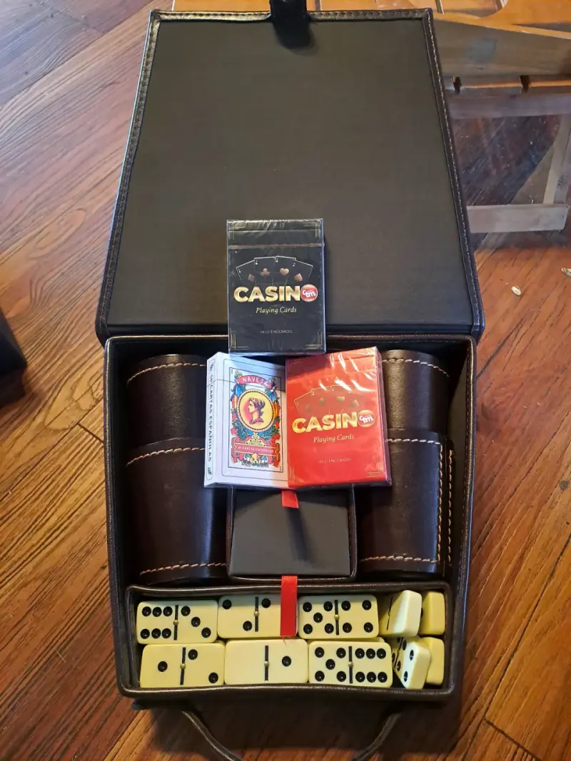 Set de juegos de mesa en estuche