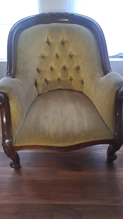 Sillón vintage de madera tallada - miniatura 1