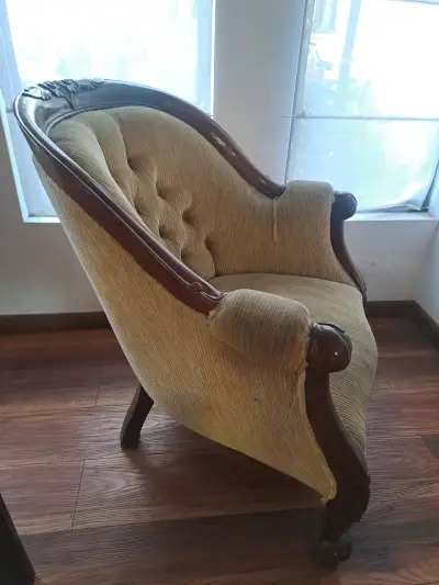 Sillón vintage de madera tallada - miniatura 2