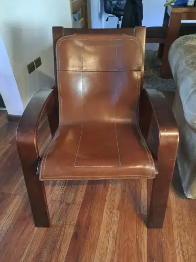 Sitial  de cuero y madera vintage - miniatura 2
