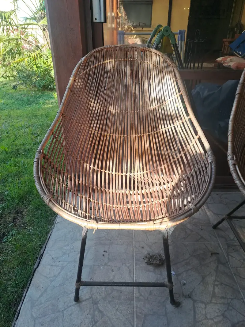Silla de mimbre tejida. Tengo 4