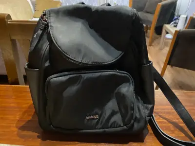 Mochila negra moderna - miniatura 1