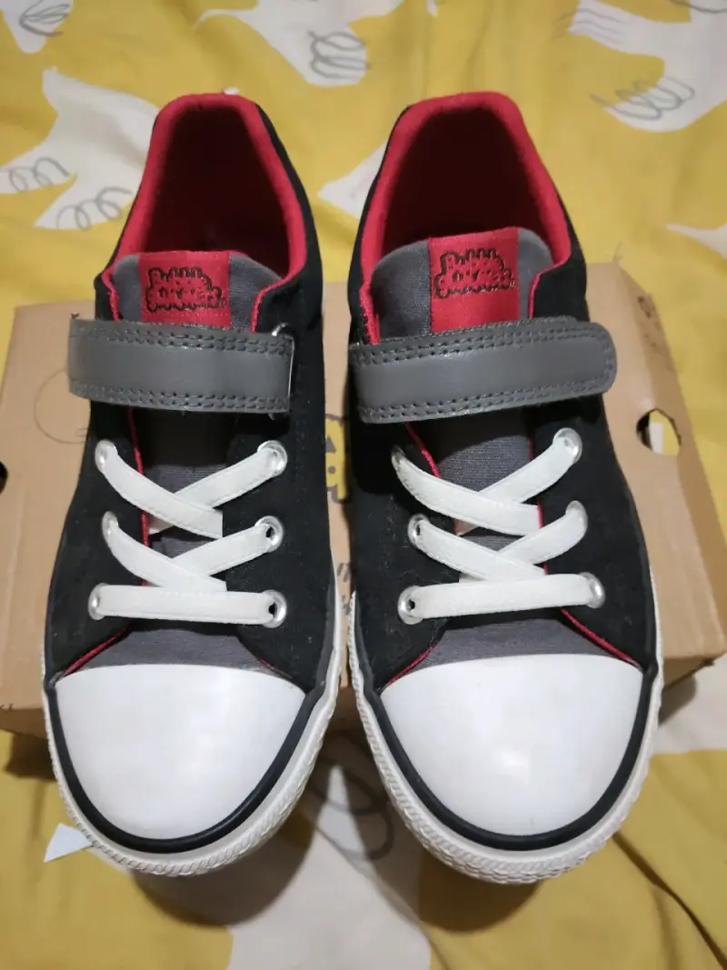 Zapatillas negras estilo casual - 1