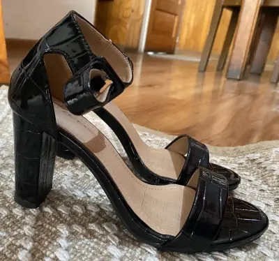 Sandalias negras de charol - miniatura 3