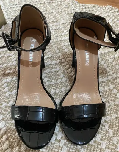 Sandalias negras de charol - miniatura 4