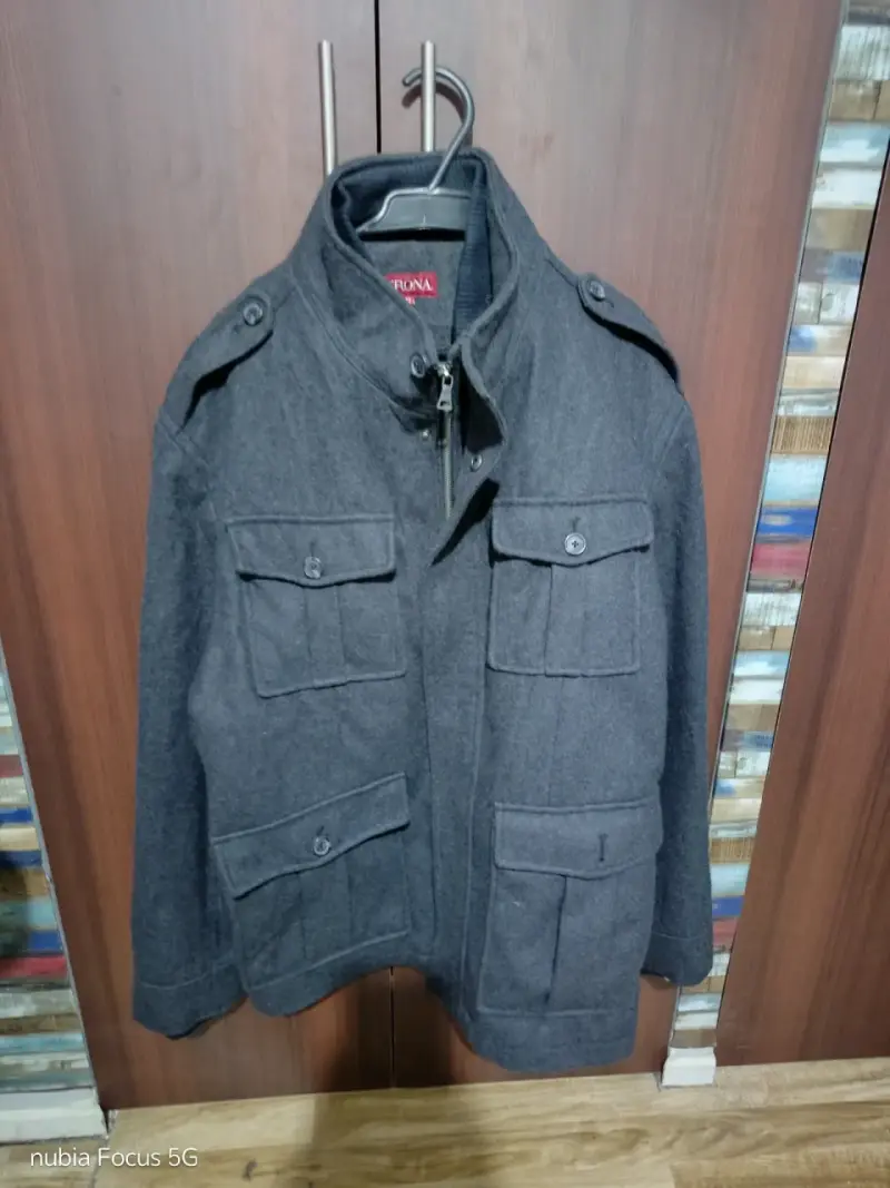 Chaqueta gris con bolsillos