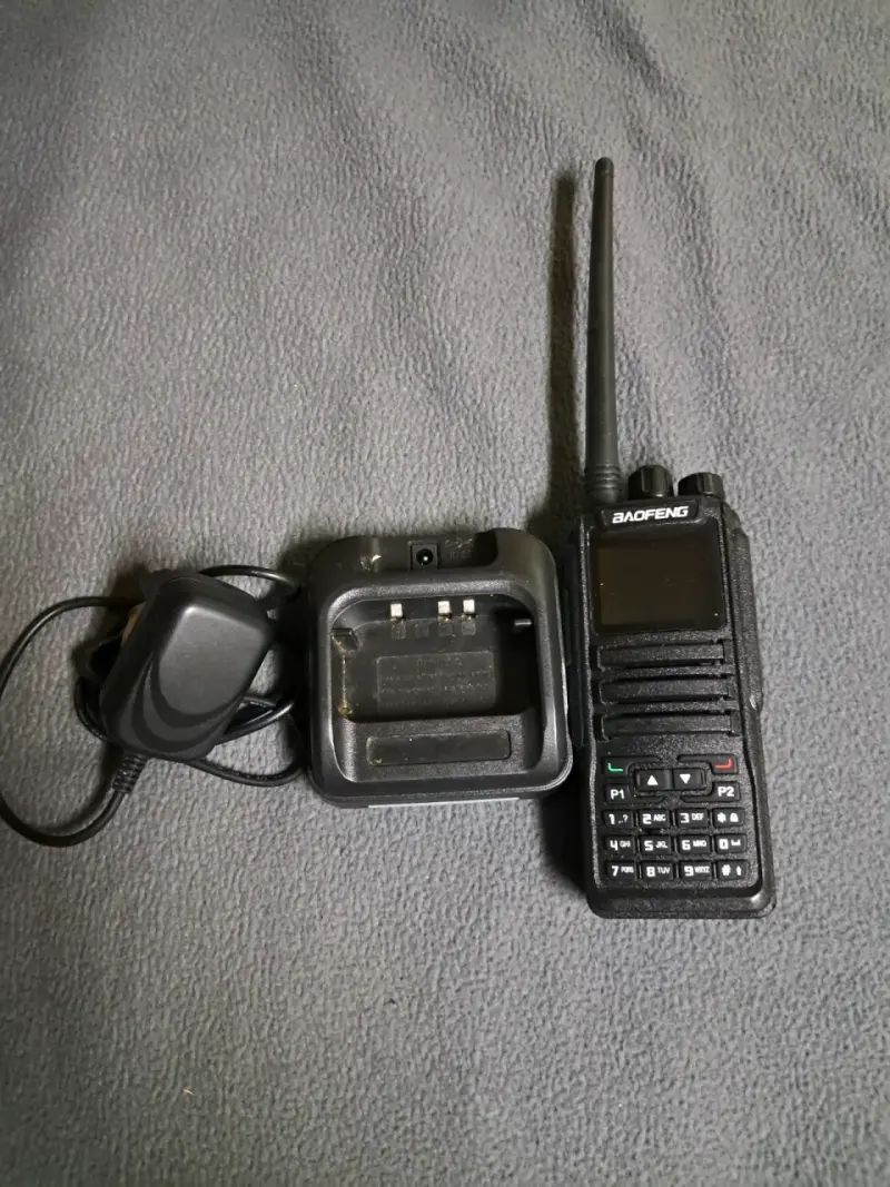 Radio portátil Baofeng con cargador - 1
