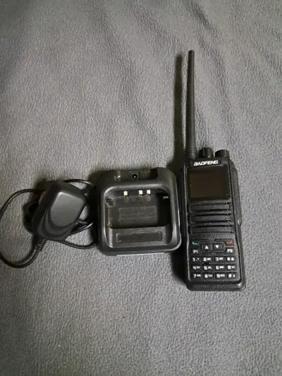 Radio portátil Baofeng con cargador - miniatura 1